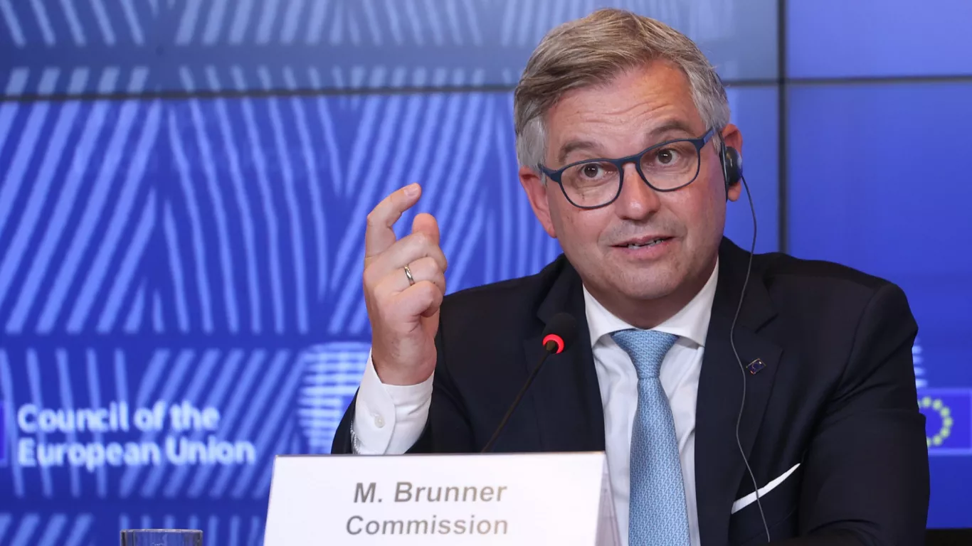 "Persona non grata" : le commissaire européen aux Migrations expulsé de Libye